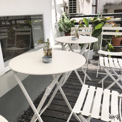 Internet nổi tiếng trà sữa cửa hàng tráng miệng ngoài trời cafe sắt rèn gấp kết hợp bộ ban công trắng ins đơn giản bàn ghế