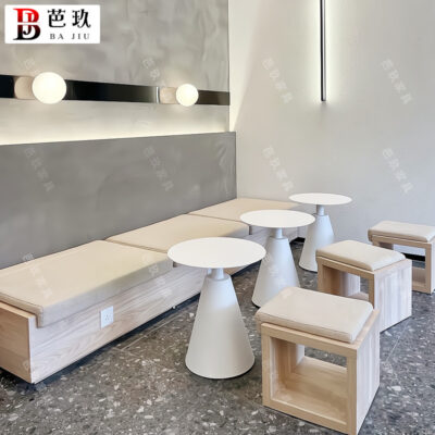 Quán cà phê quán trà sữa thẻ ghế sofa lưới màu đỏ cửa hàng tráng miệng cửa hàng bánh dải dài kho phân gỗ dựa vào tường kết hợp bàn ghế