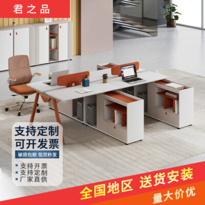 Bàn nhân viên kết hợp kinh doanh đơn giản màn hình bốn người với ổ cắm bàn máy tính văn phòng bán buôn