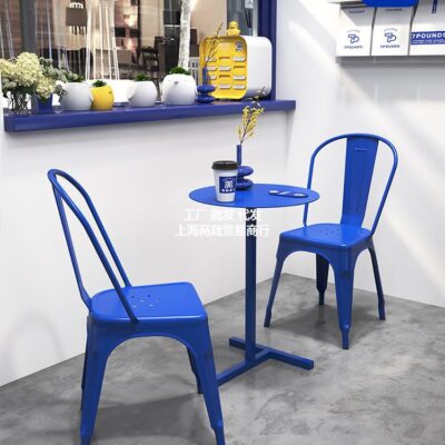 Quán cà phê quán trà sữa bàn ghế kết hợp màu xanh Klein cá tính sáng tạo ghế sắt rèn trắng bàn tròn nhỏ thương mại