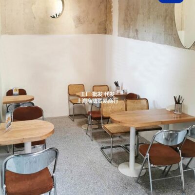 Phong cách công nghiệp cổ điển nhà hàng trà phòng băng bàn ghế kết hợp gỗ cứng bàn vuông lưới thịt nướng xiên màu đỏ ghế nhà hàng