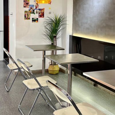 Quán trà sữa tráng miệng phong cách công nghiệp bàn ghế cafe ins trắng ghế xếp inox bàn vuông phối lưới đỏ shop