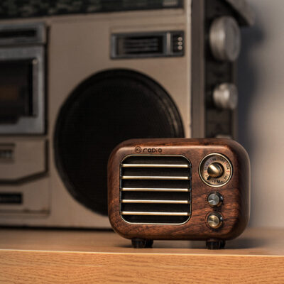 Thời gian cũ retro loa óc chó màu đen gỗ chắc chắn đài phát thanh bluetooth không dây mini di động thẻ TF âm thanh nhỏ