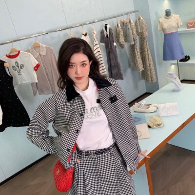 [Phiên bản chính xác] miu sê-ri cô gái cổ điển nhung cổ áo kẻ sọc đen trắng áo khoác đồng phục bóng chày