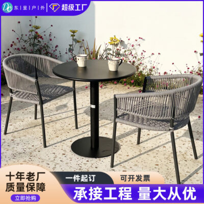 Bàn ghế ngoài trời đơn giản giản dị sân ban công ngoài trời quán trà sữa sân vườn kết hợp dệt mây mới Starbucks