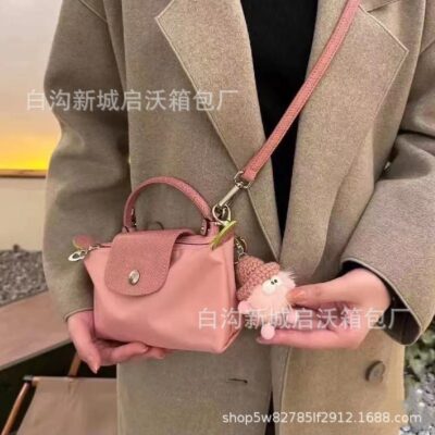 2023 mới bột cánh hoa túi xách nữ đeo vai hợp thời trang Túi bột củ sen túi điện thoại di động túi bánh bao mini