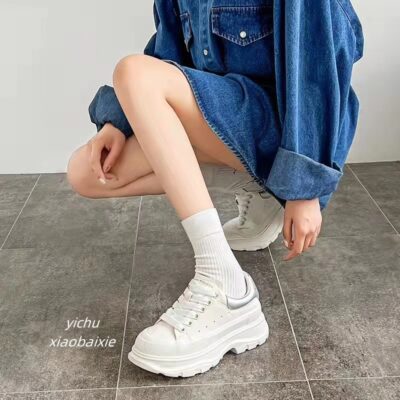 McQueen trắng 2023 giày đế dày mới giày nữ giày McQueen nhỏ màu trắng giày tăng chiều cao ren trước nữ bốn mùa mẫu phù hợp bán buôn