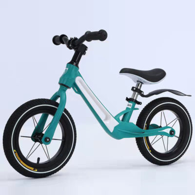 Xe thăng bằng trẻ em mới không có bàn đạp xe cầu trượt trẻ em 2-3-6 tuổi thi đấu cạnh tranh xe thăng bằng