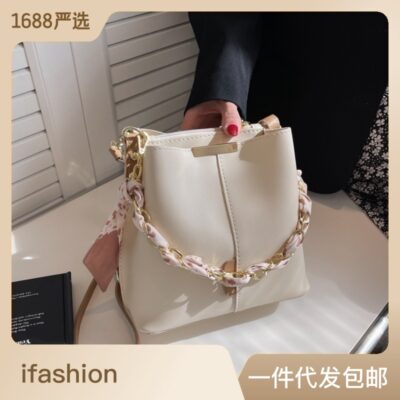 Thời trang túi xô công suất lớn dây xích nữ mùa hè 2023 mới túi đeo vai di động thiết kế thích hợp túi Messenger