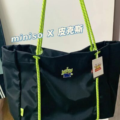Sản phẩm nổi tiếng MINISO cậu bé ba mắt Pixar với cùng một chiếc túi mua sắm túi đeo vai màu đen túi mẹ bẩn