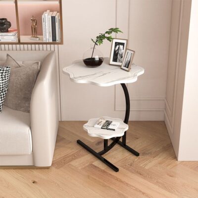 Phía Bắc Âu một vài ngôi nhà căn hộ nhỏ phòng khách ghế sofa đôi bàn cà phê màu đỏ phòng ngủ sáng tạo góc cạnh giường ngủ một vài chiếc bàn nhỏ