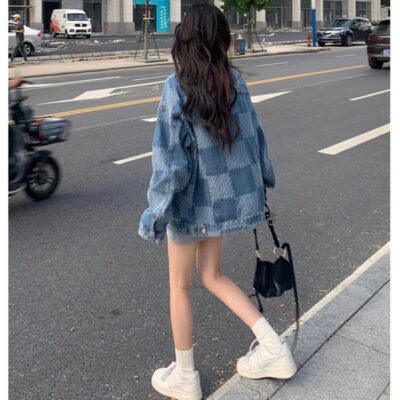 Áo khoác denim kẻ sọc màu đỏ chiên đường phố mùa xuân và mùa thu của phụ nữ phiên bản thiết kế mới của Hàn Quốc tạo cảm giác rộng rãi mát mẻ áo khoác mỏng mát mẻ