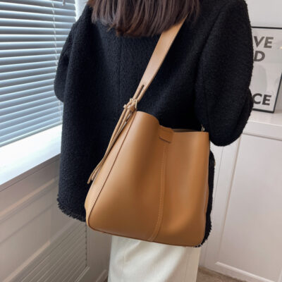 Túi xách nữ Hàn Quốc thịnh hành năm nay 2023 túi xô mẹ chồng đi làm mới túi đeo vai đa năng sức chứa lớn