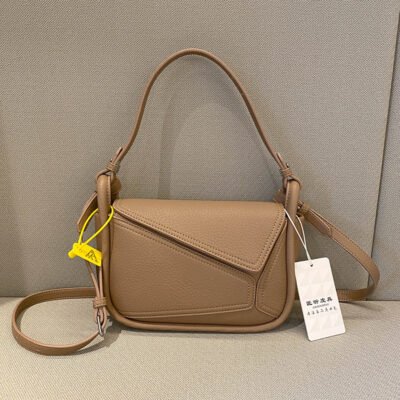 Thời trang thành thị túi vuông nhỏ đơn giản ý nghĩa thiết kế thích hợp đầu xuân 2023 khí chất mới túi đeo chéo nữ phù hợp với mọi lứa tuổi