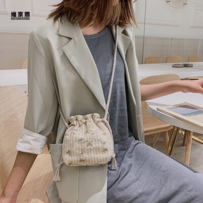 Túi mùa hè túi nữ mới túi messenger túi nhỏ phù hợp với tất cả ins túi đeo vai cỏ dệt túi xô nhỏ