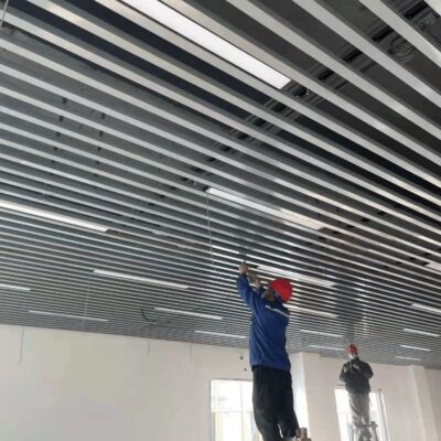 Nhôm tấm khóa bán buôn vân gỗ nhôm vuông pass trần hợp kim nhôm vuông ống sắt trần nhôm lưới tản nhiệt vật liệu trần tự lắp ráp