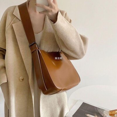 Túi đeo vai xô sát nách nữ phong cách mới Messenger mùa đông phổ biến năm nay sinh viên đại học dung lượng lớn băng thông rộng lớp