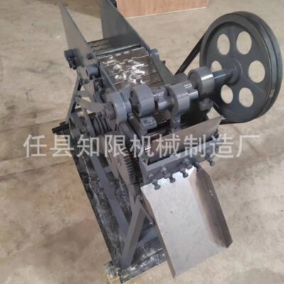 Thuốc thảo dược Trung Quốc vỏ quýt máy băm nhỏ lá sen Máy cắt thuốc thảo dược Trung Quốc bánh xích lớn bột da cây ngải trà máy cắt