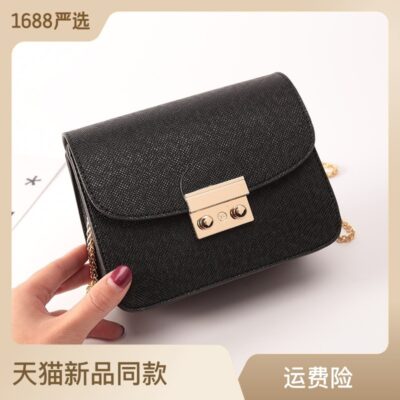 Túi xách nữ mùa xuân hè 2023 chuỗi mới túi vuông nhỏ túi đeo vai phong cách Âu Mỹ túi đựng điện thoại di động mini túi nhỏ