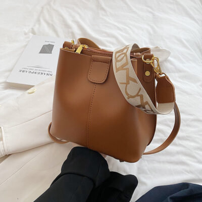 Túi nhỏ nữ phong cách nước ngoài phổ biến năm nay 2023 túi đeo vai cá tính mới họa tiết thời trang Túi xô Messenger