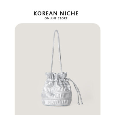 Túi xách nữ 2023 thiết kế thích hợp mới của Hàn Quốc túi đeo vai xếp li bằng da mềm đơn giản túi xô dây rút phù hợp với tất cả