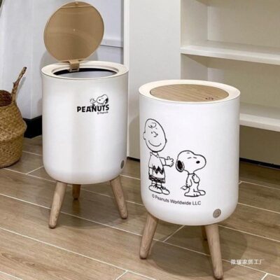 Snoopy thùng rác gia đình mini dễ thương có nắp đậy phòng khách phòng ngủ ins gió thùng rác nhỏ có thể ấn vào sọt rác