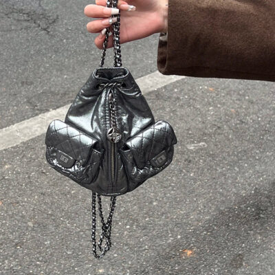 Người nổi tiếng trên mạng cùng phong cách cổ điển nước hoa nhỏ dây chuyền bạc ba lô nữ ba lô nhỏ túi ếch nhỏ 2023 mới