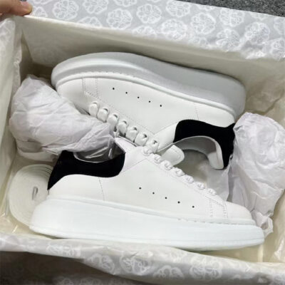 Giày McQueen nhỏ màu trắng phiên bản cao đế dày đế dày nhung đen giày đế bệt cổ điển giản dị giày nam nữ bán buôn