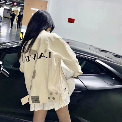 Phiên bản hàn quốc của áo khoác cặp đôi đường phố trong áo khoác denim màu trắng phù hợp với tất cả các phong cách thời trang mùa xuân và mùa thu 2023 nữ trên mạng màu đỏ