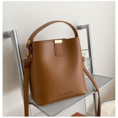 Túi xô dung tích lớn dành cho nữ mùa xuân hè 2023 túi đeo vai mới phù hợp với tất cả thời trang túi nhỏ đeo chéo kết cấu da mềm hợp thời trang