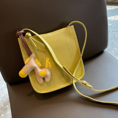 Túi xách nữ phong cách mới 2023 Túi Đeo Vai Sứ Giả Thiểu Số Đơn Giản Túi Nữ Da Bò Dung Tích Lớn Họa Tiết Vải Thiều Túi Xô