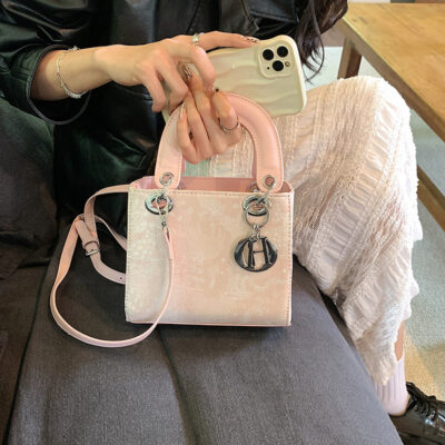 Niche Túi thêu cao cấp dành cho nữ mùa hè 2023 phong cách retro phù hợp với mọi đối thủ Túi một vai Túi Diana Túi vuông nhỏ Túi nữ
