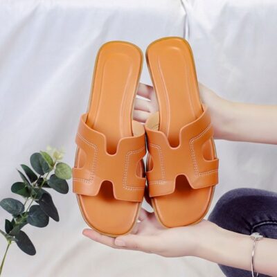 Nhà ga châu Âu dép đi trong nhà thời trang mùa hè của phụ nữ khoác ngoài giày đi biển phẳng mới từ dép và dép đi trong nhà phong cách lâu năm của phụ nữ