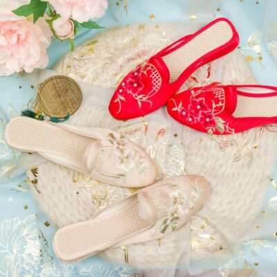 Mùa hè mới thêu giày mũi nhọn satin dép đế mềm đế bằng thêu nữ Bao Đầu Xăng đan trượt trên