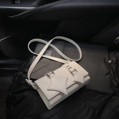 2023 lưới mới màu đỏ cùng phong cách bùng nổ phong cách punk đinh tán đầu máy thường ngày thay thế yên túi đeo vai Túi nữ