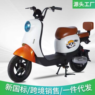 Emma Yadi cùng một mẫu xe điện hai bánh xe điện vận chuyển của cô gái xe điện