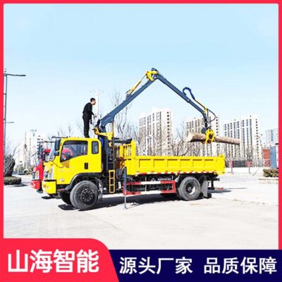 Bốn nhà sản xuất máy gắp gỗ khác nhau tùy chỉnh các máy gắp gỗ 10 tấn và 12 tấn gắn trên xe tải để lấy gỗ và vận chuyển xe diesel dẫn động bốn bánh
