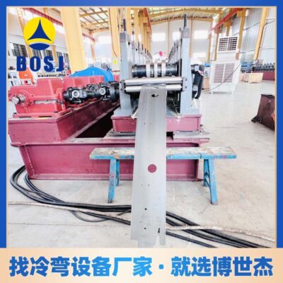Máy tạo hình dầm ô tô Thiết bị cột tấm vận chuyển Dây chuyền sản xuất cuộn tấm sóng Tùy chỉnh không theo tiêu chuẩn