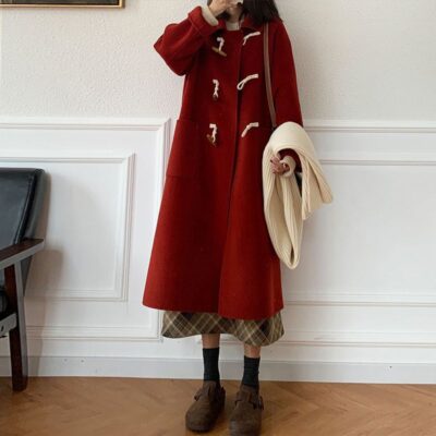 Áo khoác len khóa sừng màu đỏ cashmere hai mặt dài vừa phải cho nữ nhà sản xuất áo khoác len nhỏ mùa thu đông