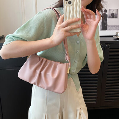 Phiên bản Hàn Quốc túi nữ xếp ly đám mây 2023 túi sát nách đeo vai thời trang mới phù hợp xu hướng bán buôn túi Messenger