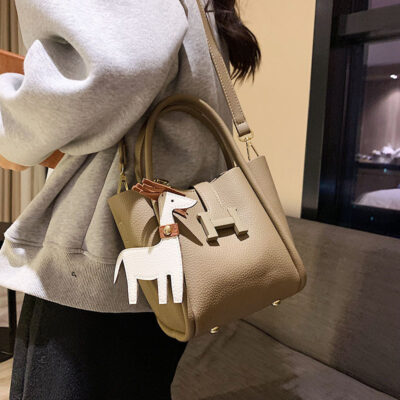 Túi xách mẹ chồng 2023 túi xô xuyên biên giới mới túi đựng rau củ phong cách cổ điển túi tote thời trang cá tính túi đeo vai màu trơn