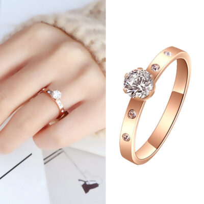 Màu đỏ ròng dành cho nữ phiên bản Hàn Quốc của đồ trang sức ins lớn sáu móng đơn kim cương mô phỏng nhẫn kim cương bằng thép titan nhẫn vàng hồng cô gái đeo ngón trỏ