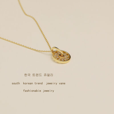 Lục bình siêu đá zircon xoay được mặt dây chuyền lưới thời trang màu đỏ tính khí xương đòn dây chuyền đơn giản phù hợp với vòng cổ nữ