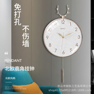 Đèn Bắc Âu Đồng hồ sang trọng Đồng hồ treo tường phòng khách hộ gia đình miễn phí đấm đồng hồ thời trang treo tường đồng hồ lưới đơn giản đồng hồ thạch anh đỏ