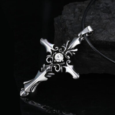 Mặt dây chuyền đá quý bằng thép không gỉ cổ điển của Châu Âu và Mỹ Nhật ký ma cà rồng Thánh Tâm Thánh Giá Vòng cổ Pha lê nam hợp thời trang