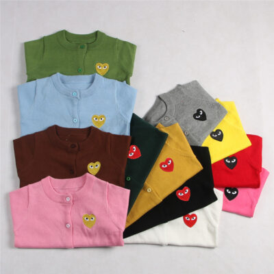 2022 mùa thu đông vừa và nhỏ quần áo trẻ em thêu trái tim cardigan cotton dệt kim cardigan trẻ em áo khoác