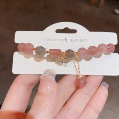 Thời trang và cao cấp pha lê dâu tây chắc chắn dây vòng tay nữ ins thiết kế thích hợp boudoir vòng tay mật ong ánh sáng trang sức tinh tế sang trọng