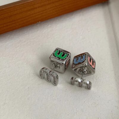 Bông tai chữ M độc đáo hình vuông nhỏ giọt dầu đính đá Zircon Bông tai phong cách retro Pháp xu hướng cá tính mùa hè Bông tai Xiaoxiang cho nữ