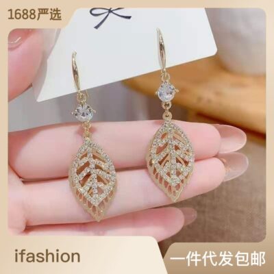 2023 phong cách mới qua đêm phong phú bông tai dài rhinestone zircon thời trang Hàn Quốc phù hợp với tất cả các trận đấu bông tai lá phong cách màu đỏ nóng bỏng