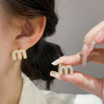 Sang trọng hợp thời trang cao cấp hợp thời trang phong cách retro Âu Mỹ mạ vàng dát đá flash hoa tai chữ cái hai mặt